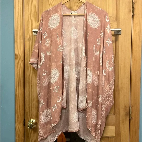 Lotus and Luna Bohemian Pink Kimono with White Patterns - Picture 2 of 6